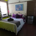 Lucky D\'S Youth And Traveler\'S Hostel